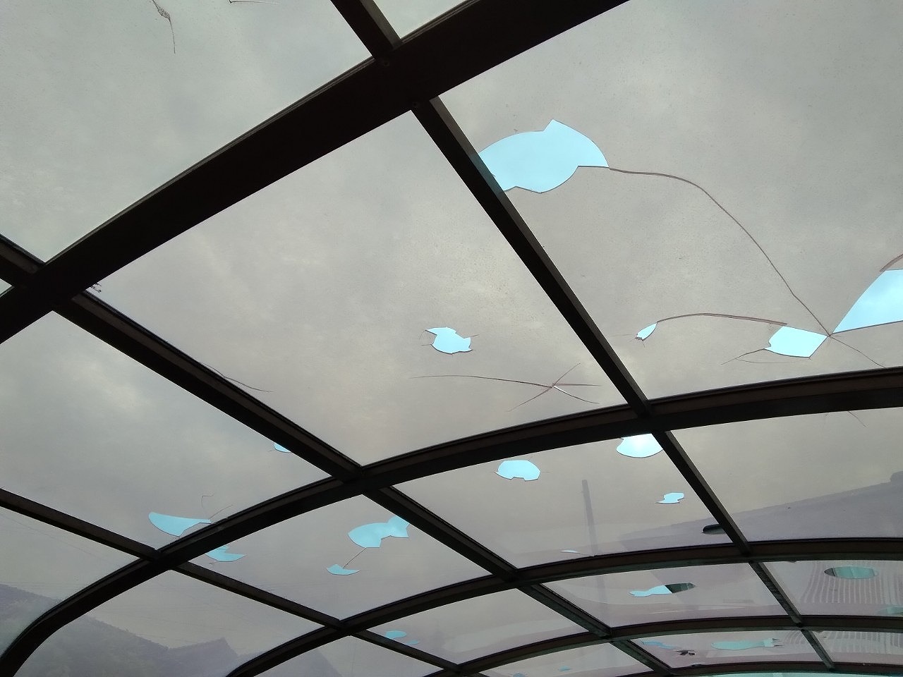 加古川市　雹災害でカーポート屋根材ポリカ穴あき